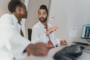 Zorgprofessional aan het werk in een zorgomgeving