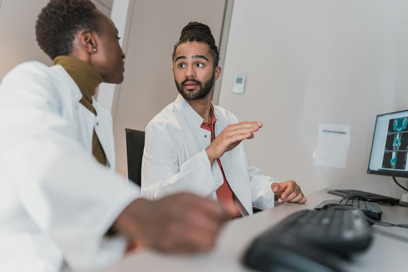 Zorgprofessional aan het werk in een zorgomgeving
