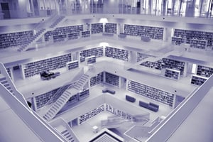 Bibliotheek met lange rijen boekenkasten: de kennisbank sociale zekerheid voor werkgevers