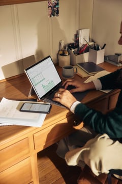 Werkgever controleert op een laptop een overzicht met grafieken