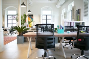 Leeg kantoor met onbezette bureaus en stoelen