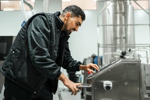 Medewerker aan het werk in een productieomgeving