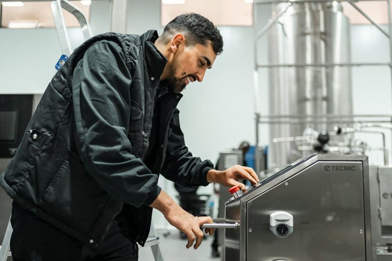 Medewerker aan het werk in een productieomgeving