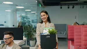 Collega’s overleggen samen aan tafel over sociale zekerheid in hun sector